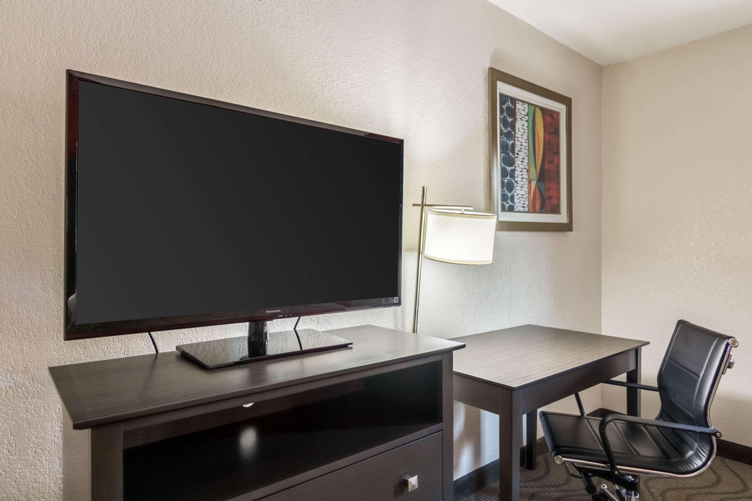 Clarion Inn&Suites Russellville I-40 Esterno foto