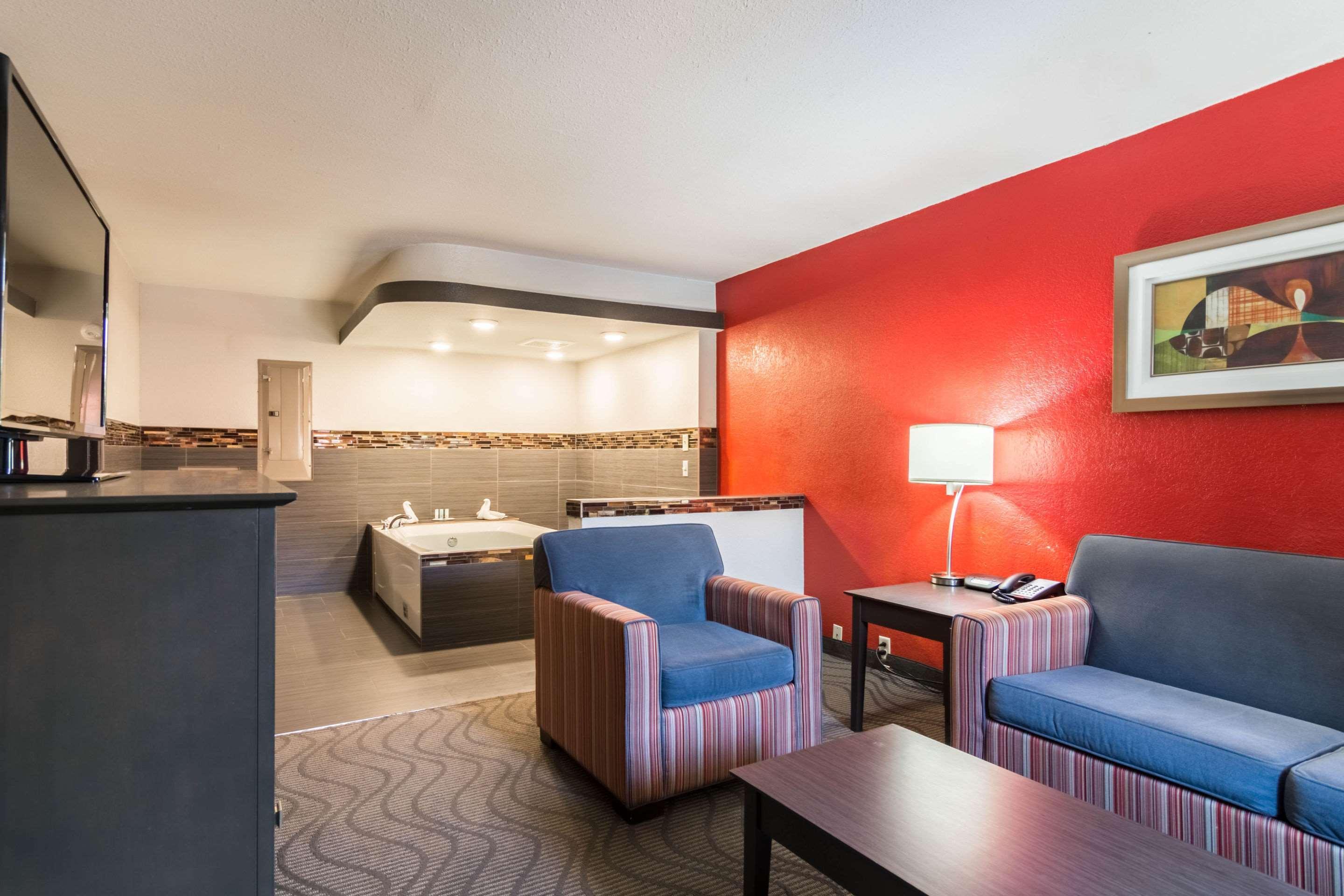 Clarion Inn&Suites Russellville I-40 Esterno foto