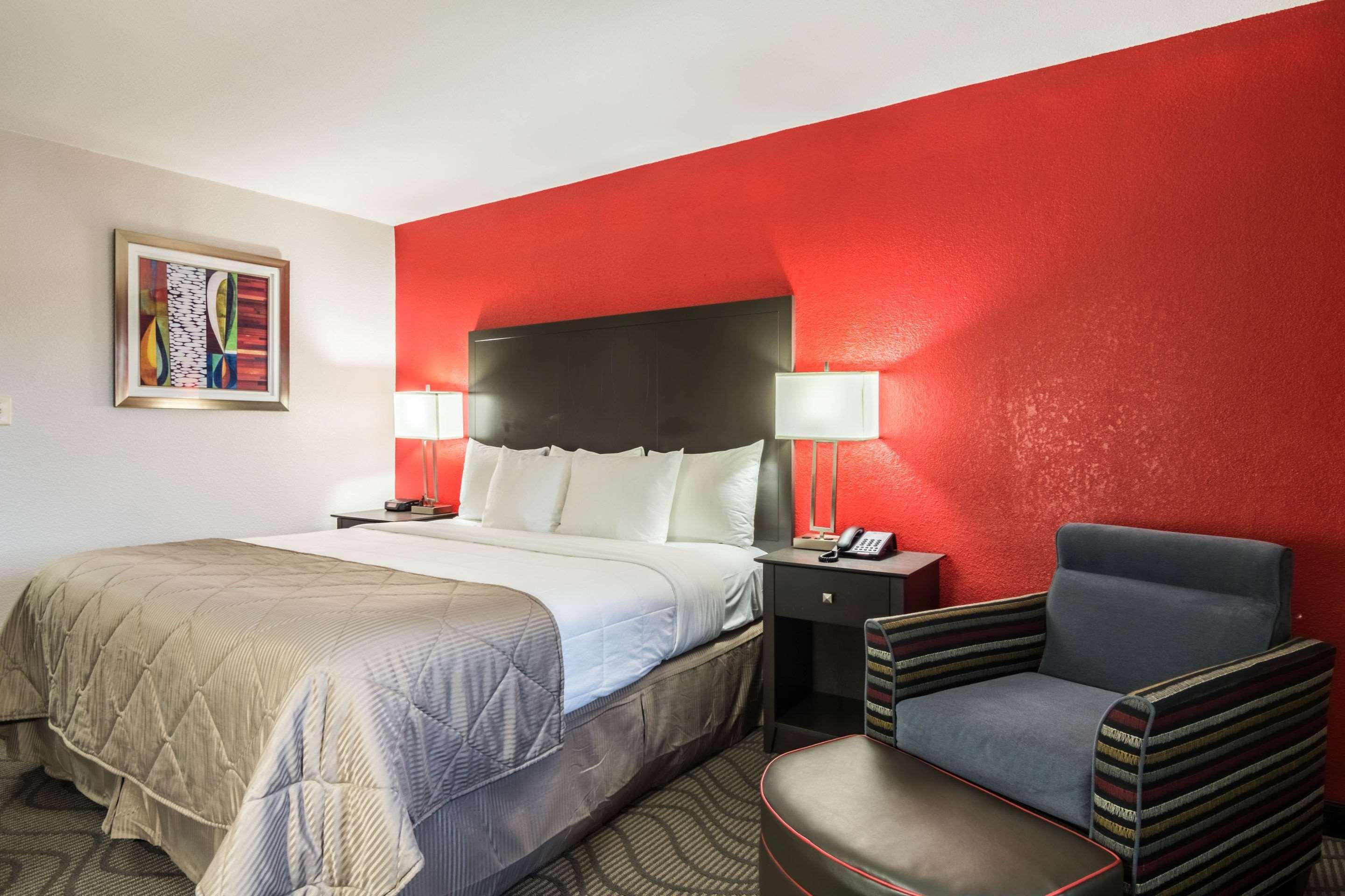 Clarion Inn&Suites Russellville I-40 Esterno foto
