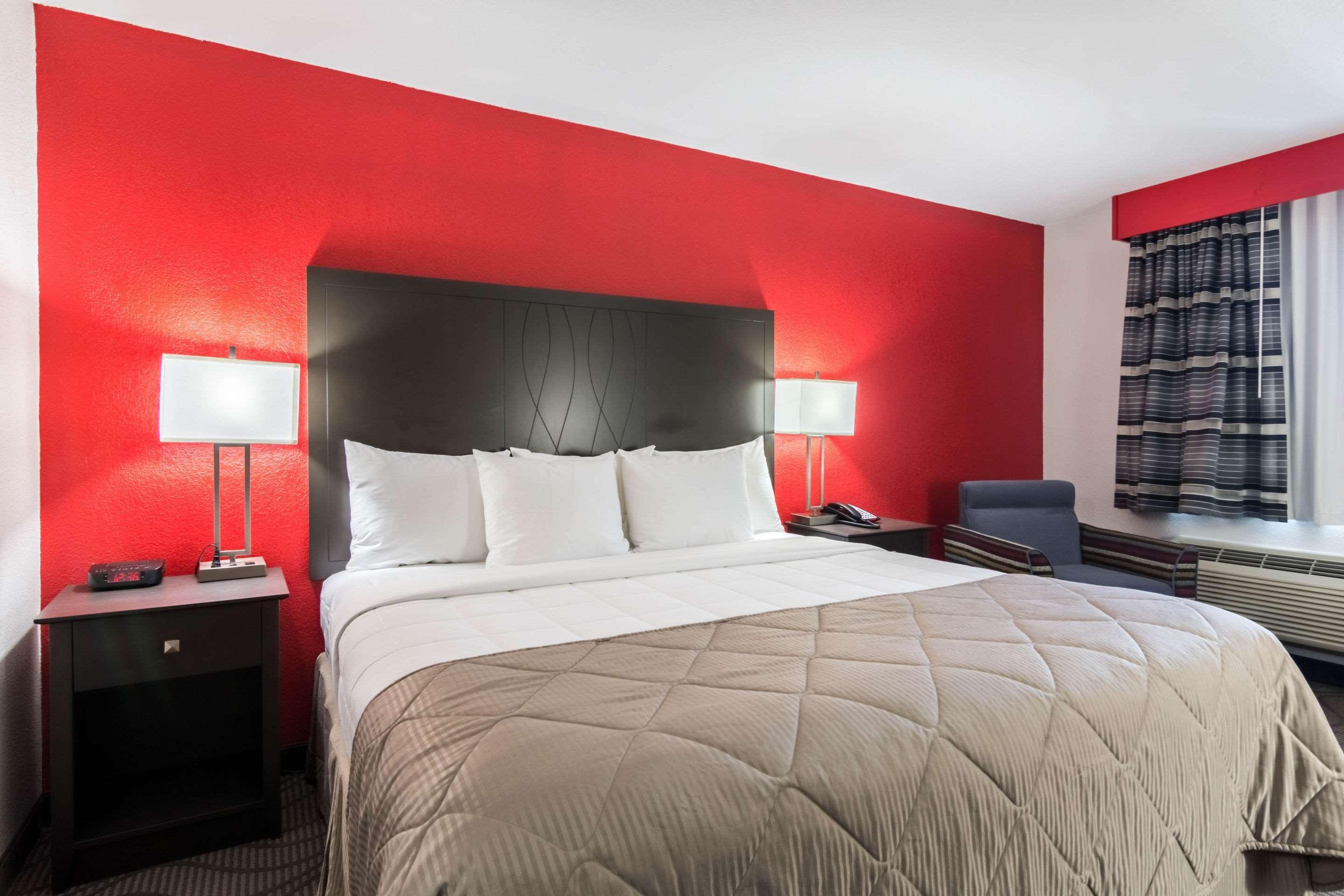 Clarion Inn&Suites Russellville I-40 Esterno foto