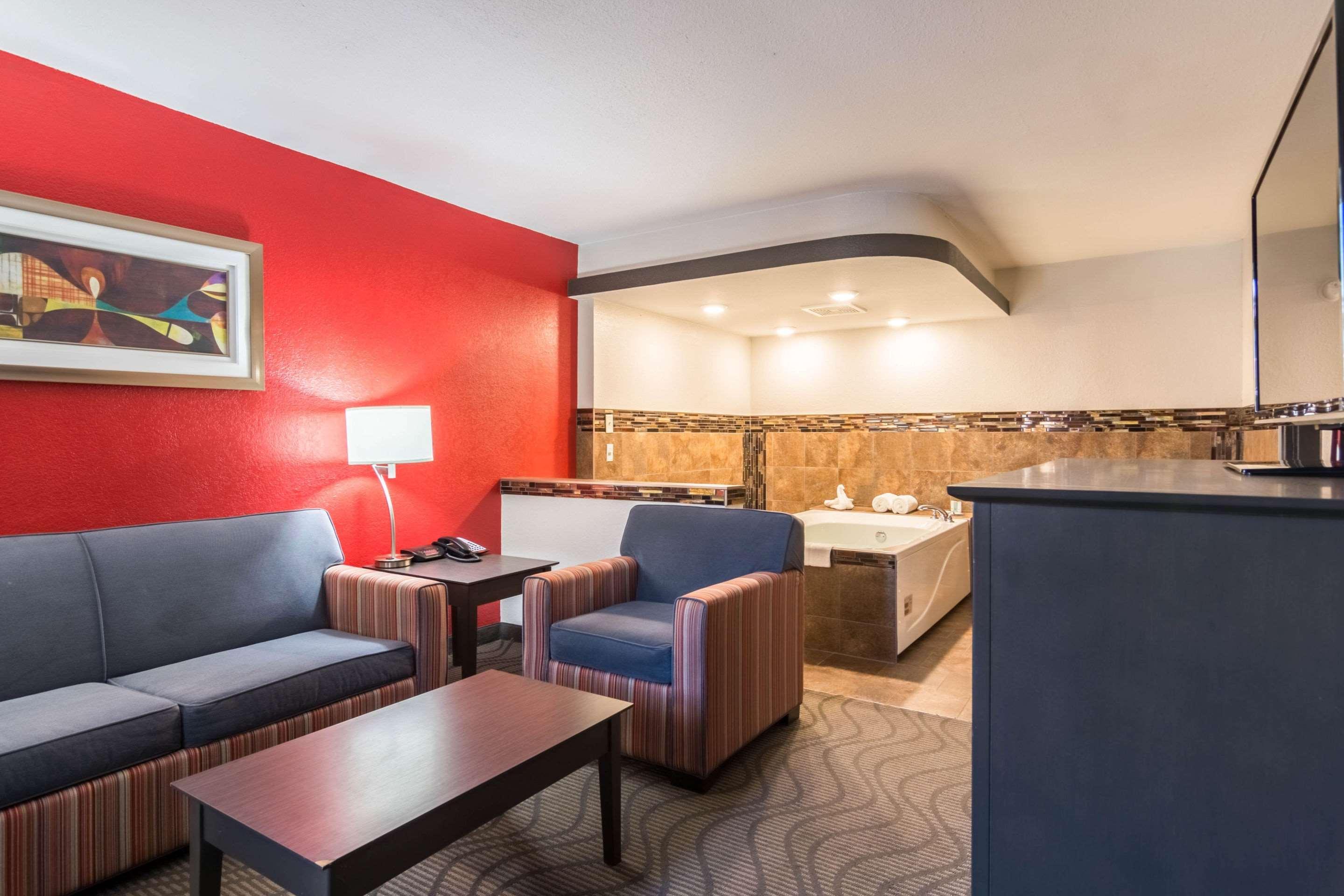 Clarion Inn&Suites Russellville I-40 Esterno foto