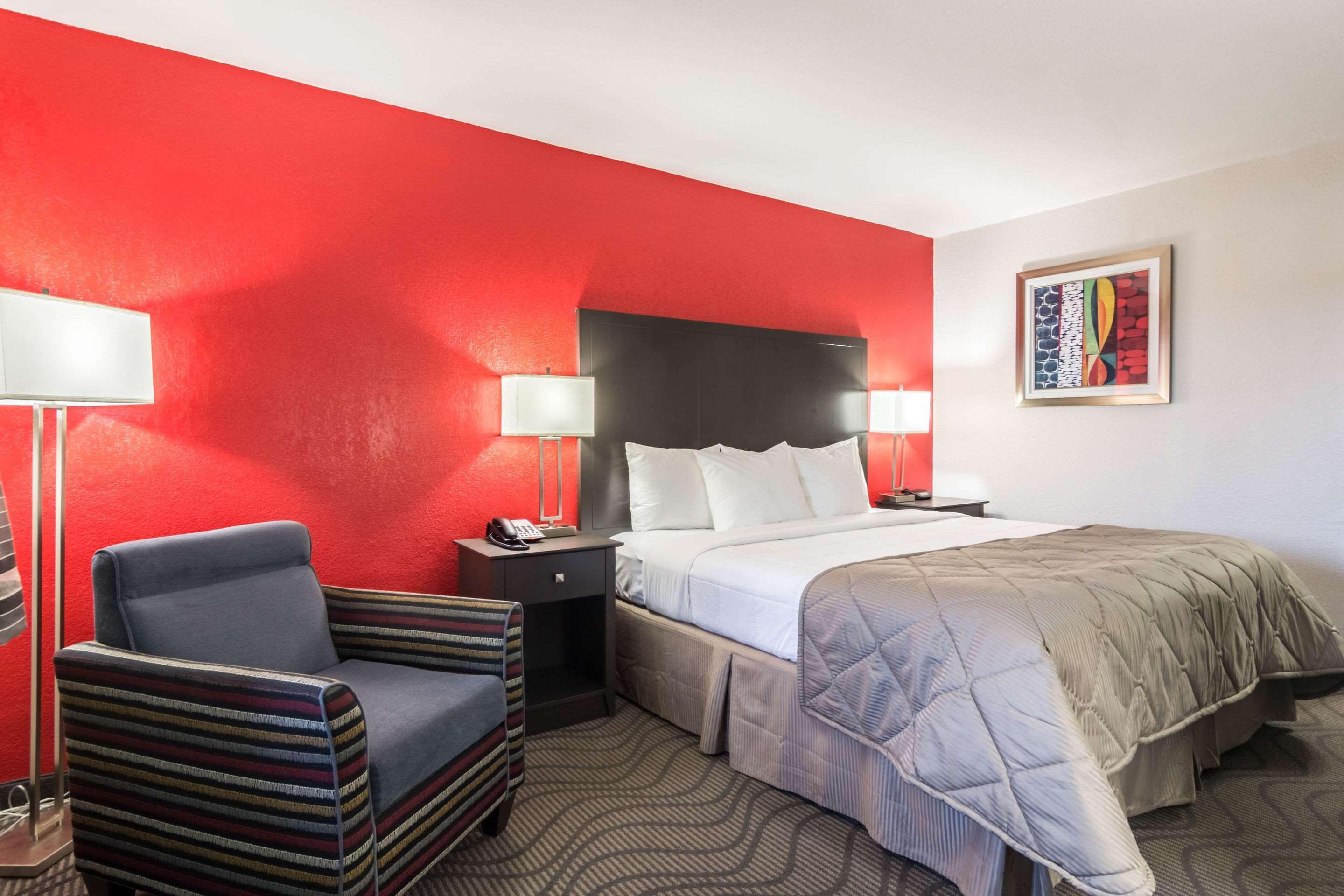 Clarion Inn&Suites Russellville I-40 Esterno foto