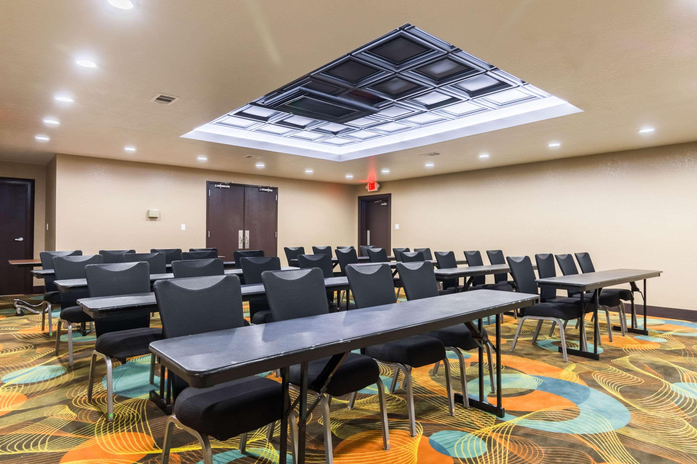 Clarion Inn&Suites Russellville I-40 Esterno foto