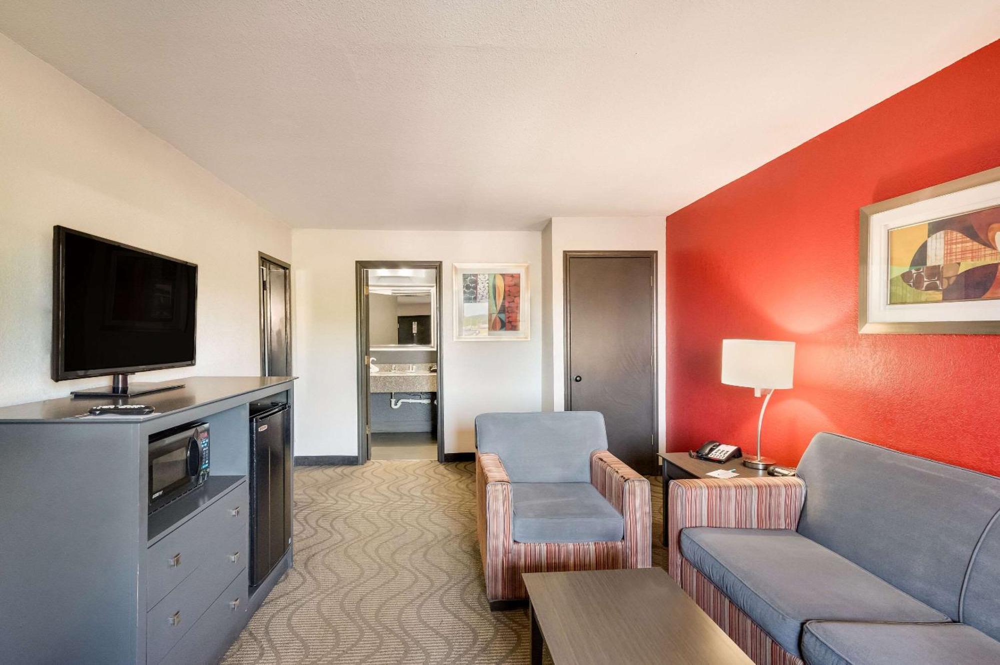 Clarion Inn&Suites Russellville I-40 Esterno foto