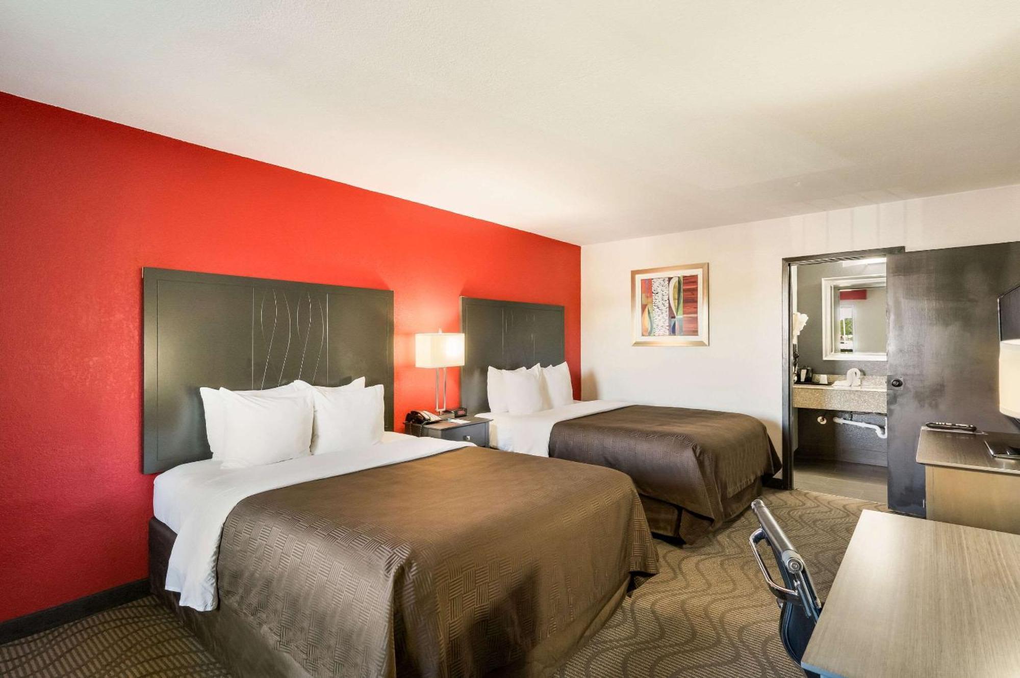 Clarion Inn&Suites Russellville I-40 Esterno foto