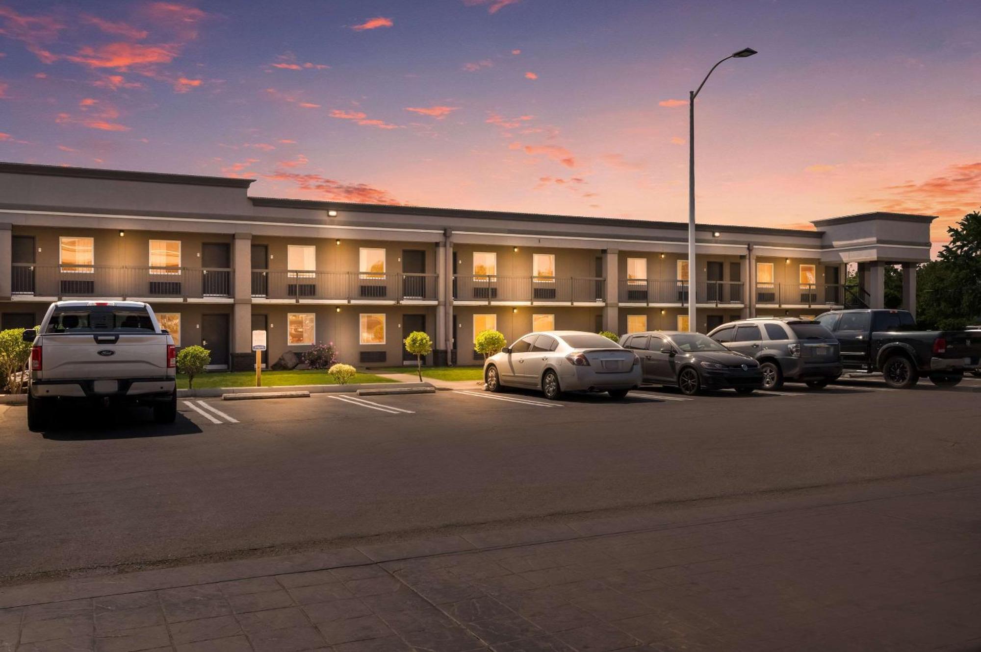 Clarion Inn&Suites Russellville I-40 Esterno foto