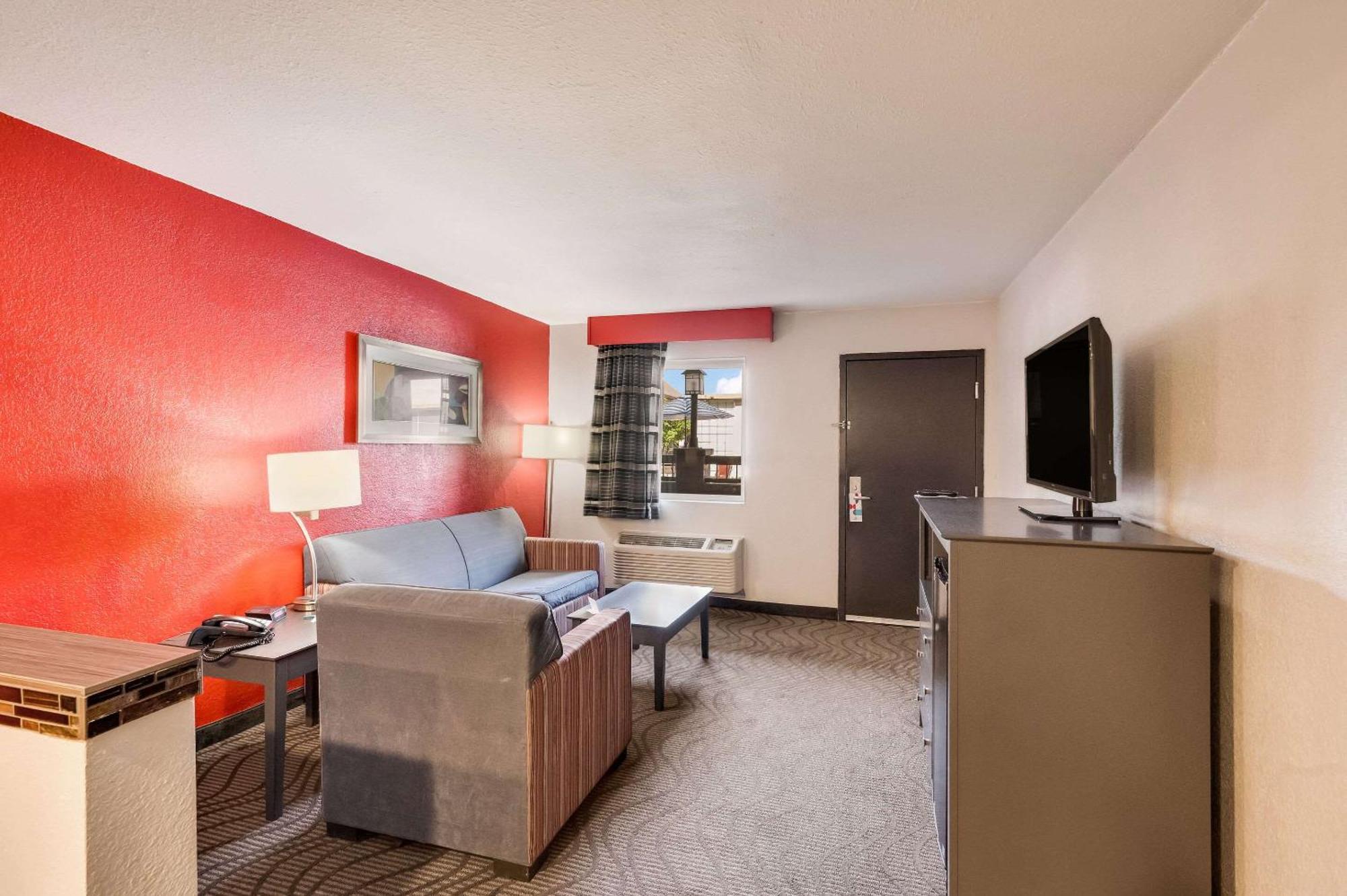Clarion Inn&Suites Russellville I-40 Esterno foto