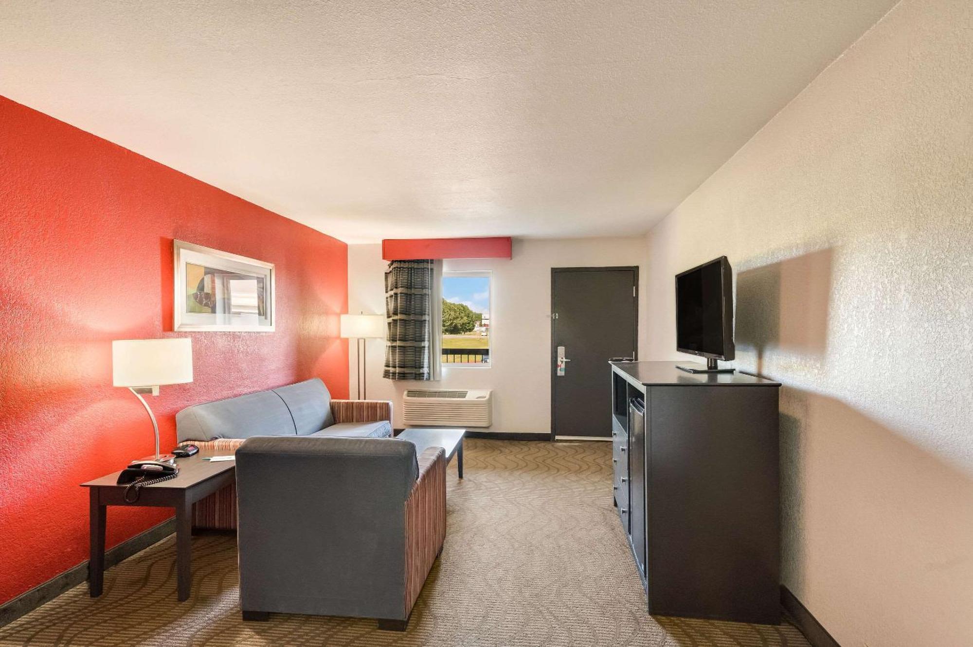 Clarion Inn&Suites Russellville I-40 Esterno foto