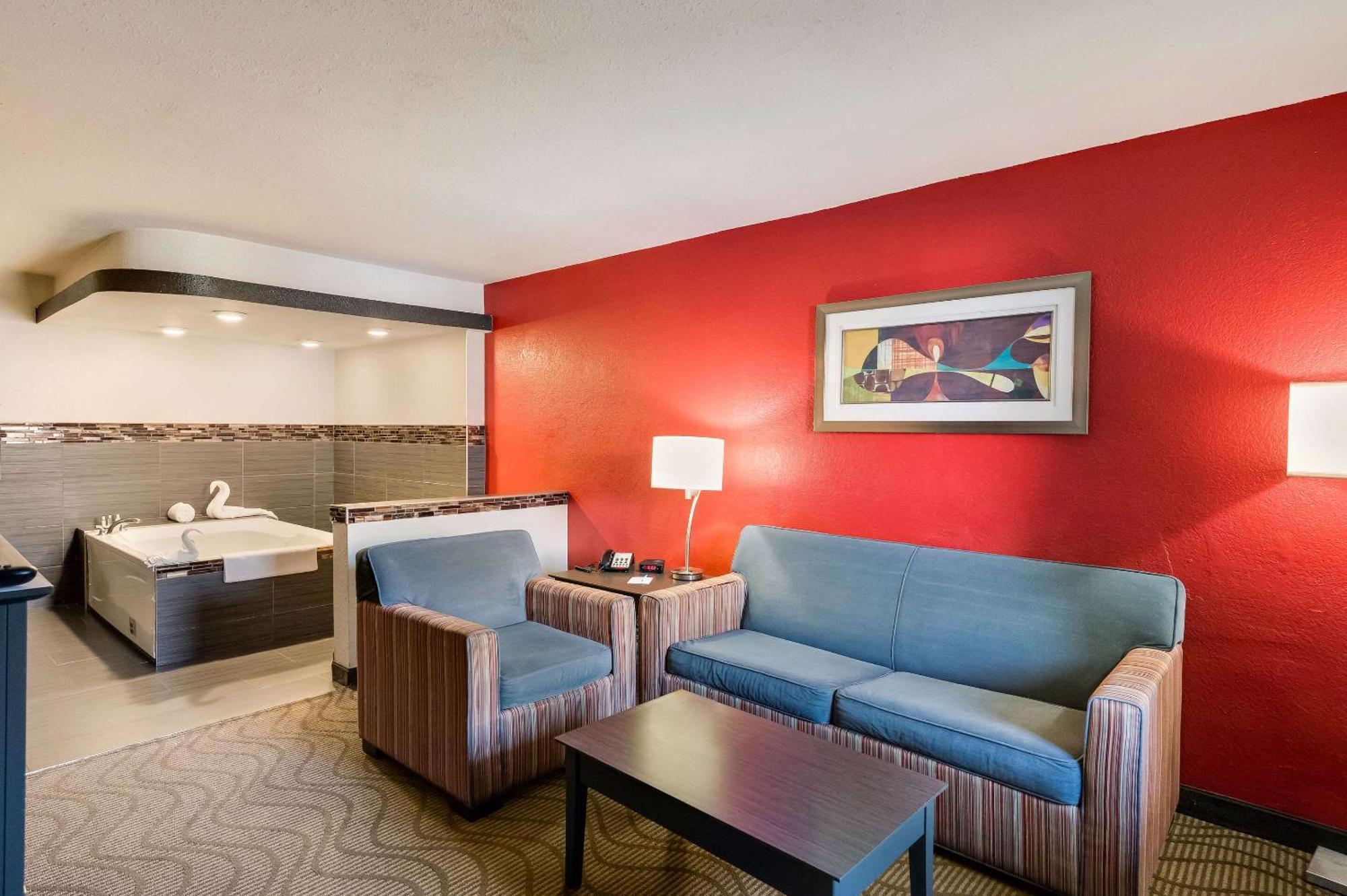 Clarion Inn&Suites Russellville I-40 Esterno foto