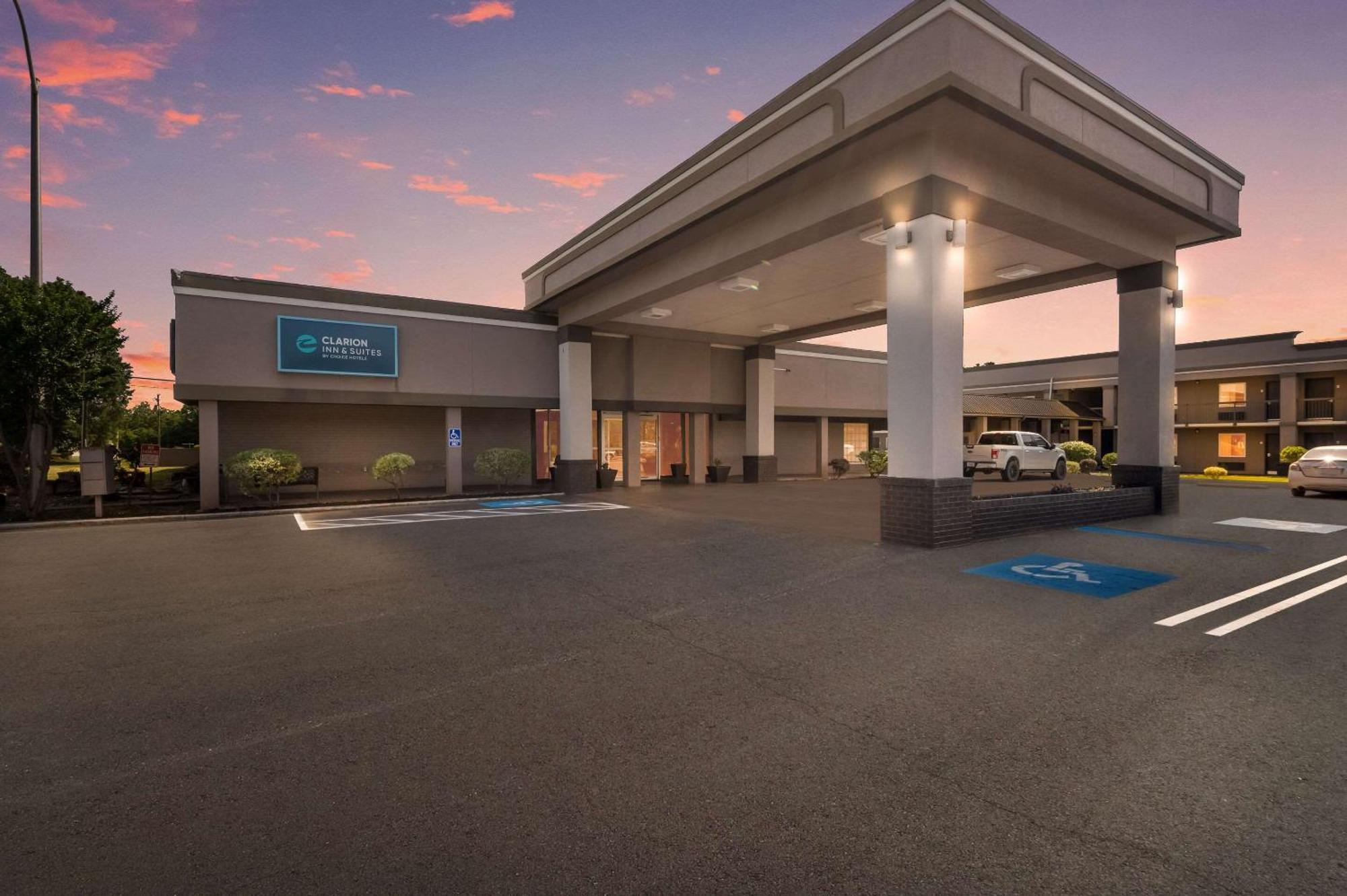 Clarion Inn&Suites Russellville I-40 Esterno foto