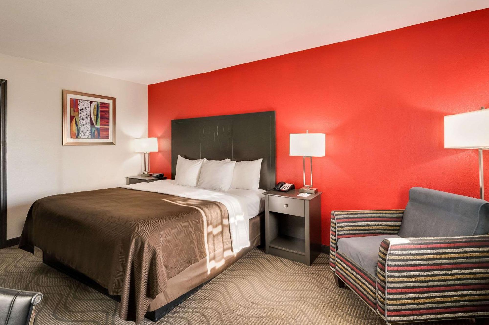 Clarion Inn&Suites Russellville I-40 Esterno foto