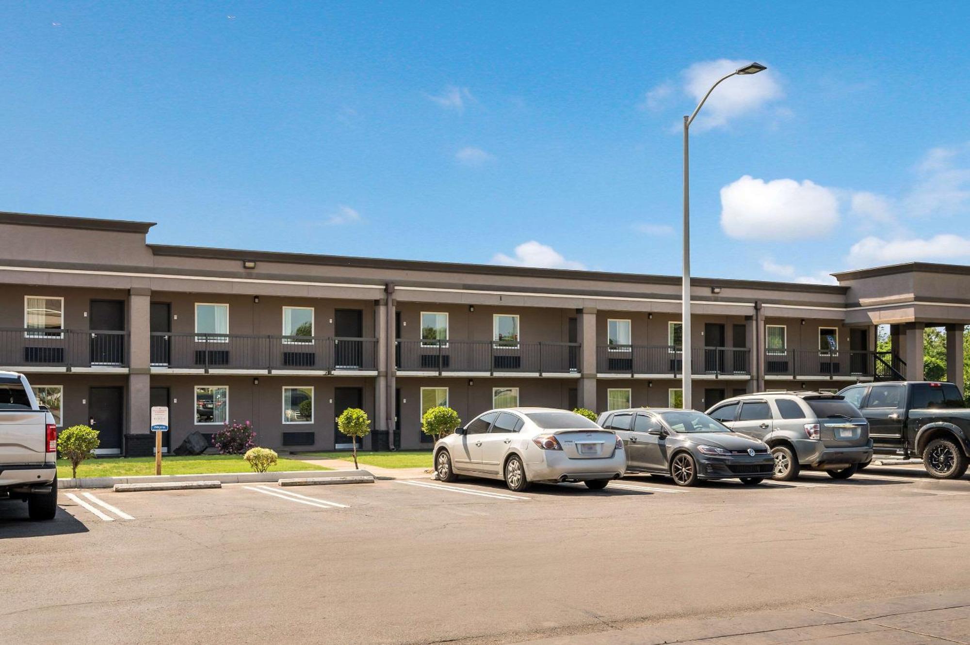 Clarion Inn&Suites Russellville I-40 Esterno foto