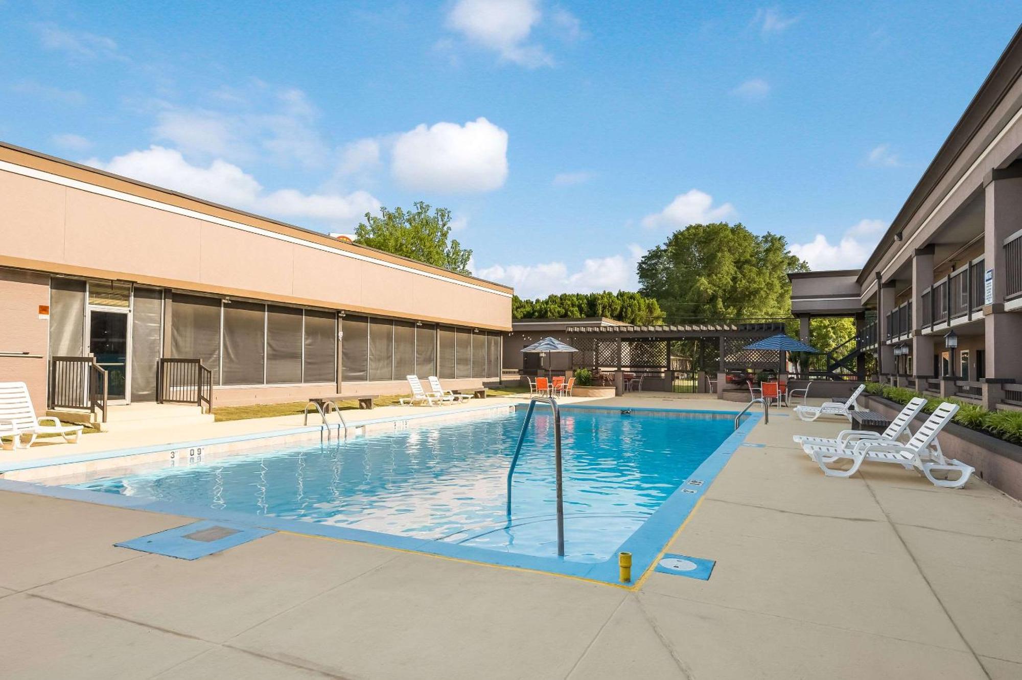 Clarion Inn&Suites Russellville I-40 Esterno foto